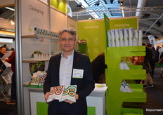 Lucio di Berti toont de nieuwe varianten bruine rijstcrackers van Clearspring: Zwarte peper & Tamari en Groene Nori & Tamari.